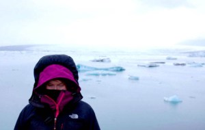 Minä Jökulsárlonin jäätikköjärvellä.