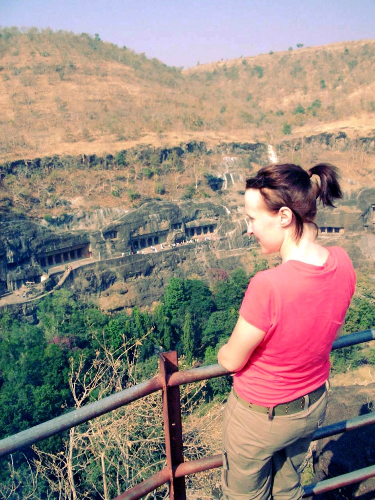 Minä Ajantan luolilla.