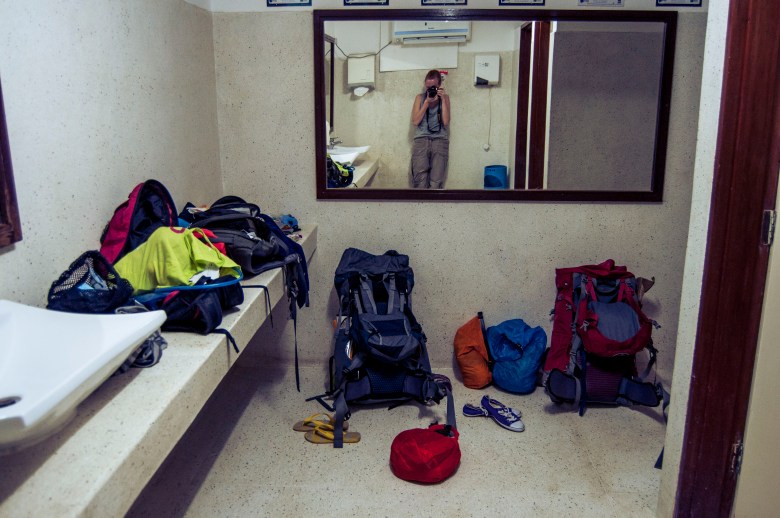 Meillä oli mukana järjetön määrä käteistä, sillä Mt. Kenian vaellus sekä Masai Maran safari piti maksaa  Nairobissa käteisellä. Pelkäsimme rahojen menettämistä niin, että teippasimme setelit jalkoihin ennen yöbussia.