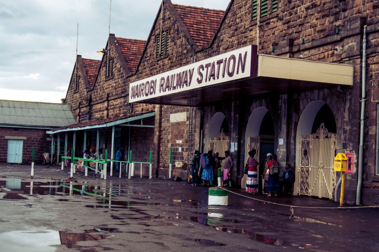 Rautatietä ei käytetä Keniassa enää muuta kuin henkilöliikenteeseen, ja siihenkin kerran vuorokaudessa.