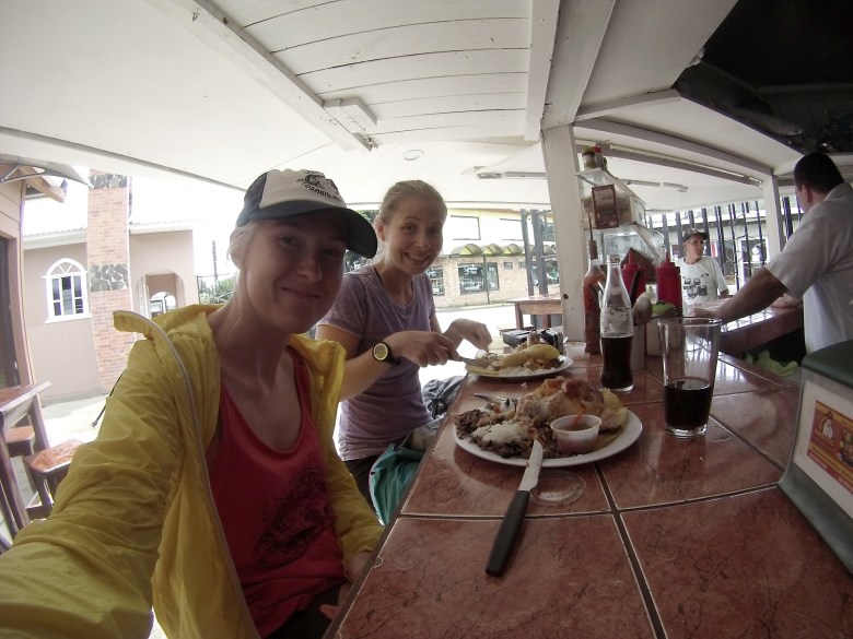 Costa Rican turistikaupungista löytyi grillikioski, josta sai valtavan kana-riisiannoksen neljällä eurolla! Vähemmästäkin hymyilyttää.