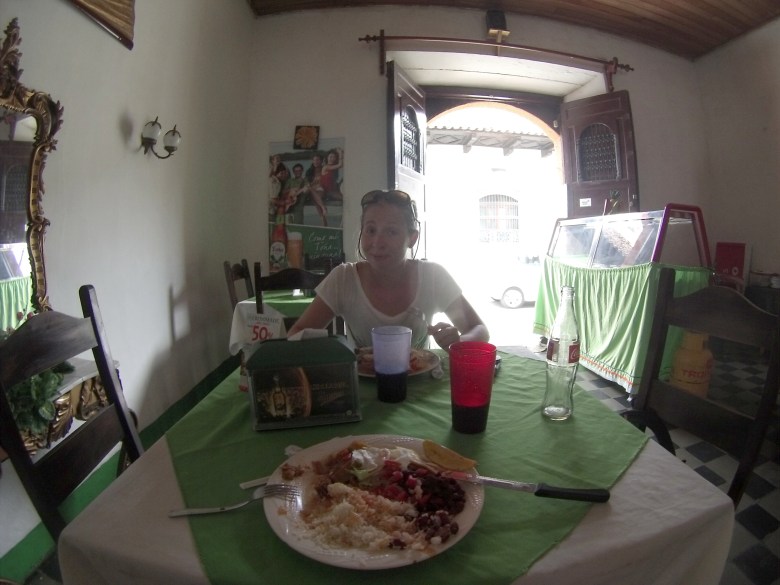 Granadassa kysyimme neuvoa paikalliselta, mistä saada myöhäinen lounas. Kolme dollaria!