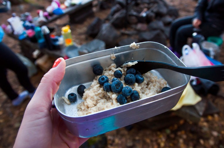 Aamupuuro maistuu parhaimmalta, kun sen keittää retkikeittimellä ja lusikoi vuonna -94 lahjaksi saadusta Trangian retkipakista.