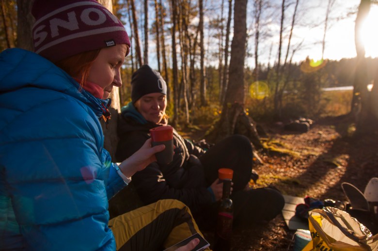 Paras hetki: päivän samoilut on samottu, ilta-aurinko ja mukillinen retkiviiniä. Nykyään muovipulloissa löytyy mukavasti valinnanvaraa.