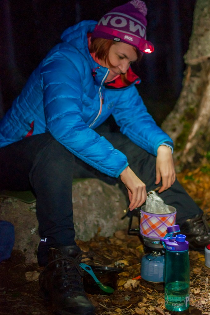 Pimeän tultua alkaa glamping-retken olennainen osa: kokkaus. Yksi pilkkoo, toinen keittää riisiä, kolmas kastiketta.