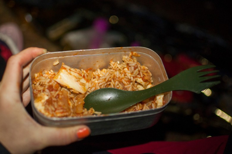 Yksi parhaista gluteenittomista ja lihattomista retkiruokaresepteistä: inkivääri-tomaatti-kiinankaali-halloumikastike ja riisiä.