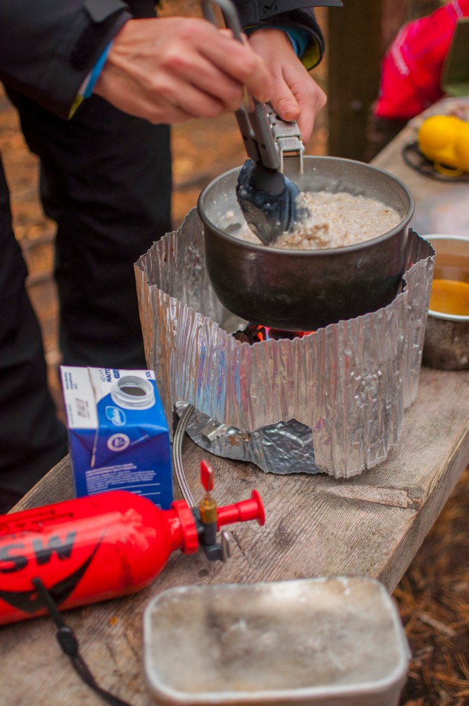 Jokainen retkiaamu alkaa puuronkeitolla.