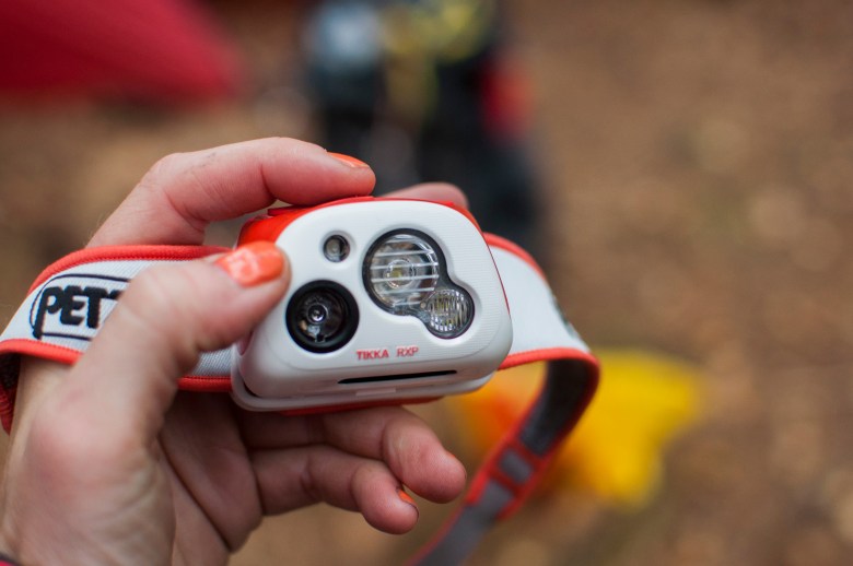 Jotta glamping-retkellä näkee kokata, tarvitaan valoa. Sain retkelle testattavaksi Petzlin Tikka Rxp-valaisimen, joka on reaktiivinen eli valoteho säätyy automaattisesti sen mukaan katsonko kaukana vai lähellä olevaa kohdetta. Olen ollut reaktiivisten lamppujen suhteen hieman epäilevä, mutta myönnettävä on: kätevää. Erityisesti pidin siitä, että lamppu tajuaa, kun tulen metsän pimeydestä ihmisten pariin ja heikentää valotehoa automaattisesti ilman että kaverit häikäistyvät. -Ja mikä parasta, värit sopivat kynsilakkaan!